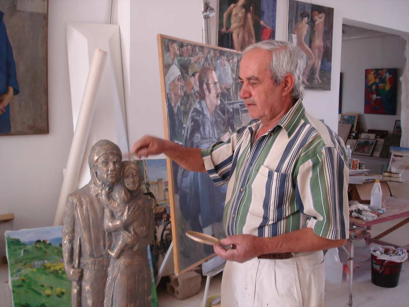 Wahib Bteddini working on a sculpture in his studio